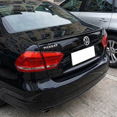 Zadné krídlo Gloss Black pre VW Passat B7 Sedan (2010–2015)