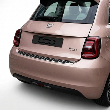 Nerezový - karbon kryt hornej hrany zadného nárazníka Fiat 500E 2020-26