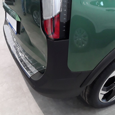 Nerez leštený kryt hornej hrany zadného nárazníka Ford Tourneo Courier 2023+ Nerez leštený kryt hornej hrany zadného nárazníka Ford Tourneo Courier 2023+