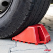 Klin pod koleso automobilu s brzdou AMIO-02793